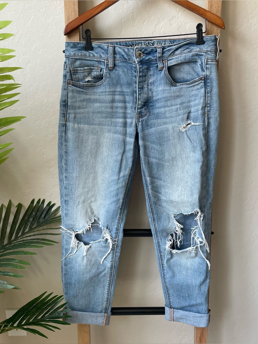 American Eagle Outfitters Light Blue Stretch Tomgirl Distressed Women's Jeans